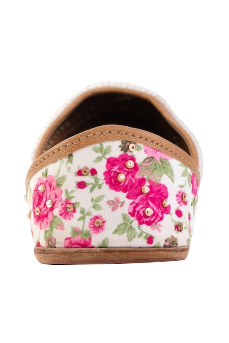 Shilpsutra_White Floral-print-juttis _Online_at_Aza_Fashions