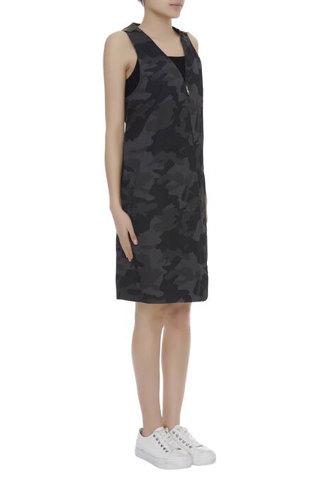 Kapda By Urvashi Kaur_Black Sleeveless Long Jacket_Online_at_Aza_Fashions