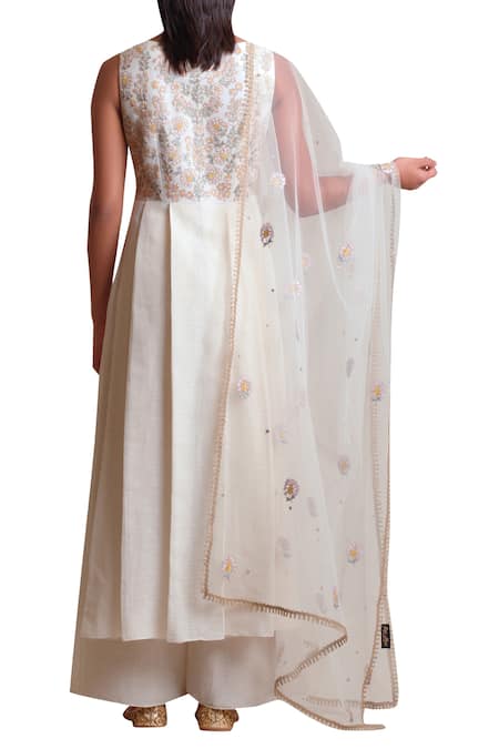 Shop Sue Mue Off White Tulle, Linen Dupatta Dori, Kurta, Resham Thread Embroidery Bateau Set at Aza Fashions Shop_Sue Mue_Off White Tulle, Linen Dupatta Dori, Kurta, Resham Thread Embroidery Bateau Set _at_Aza_Fashions