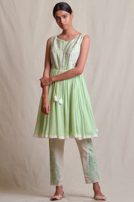 Sue Mue Green Linen, Jute Round Embroidered Kurta Set