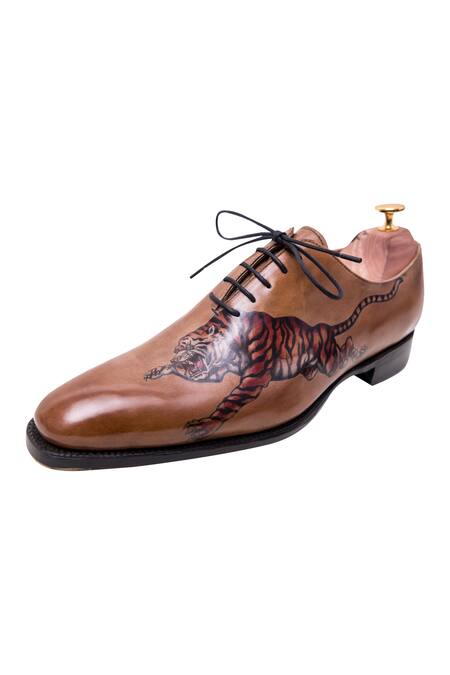 Buy_Toramally - Men_Brown European Vegetable Tanned Leather Sole Tiger Motif Painted Oxford Shoes _Online_at_Aza_Fashions