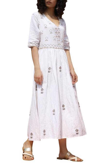 Bohame_White Cotton V-shaped Neckline Printed Midi Dress _Online_at_Aza_Fashions