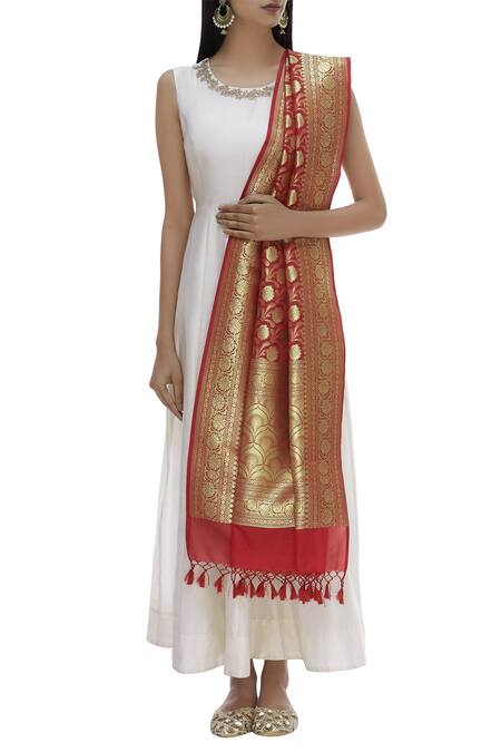 Samyukta Singhania Red Raw Silk Banarasi Dupatta Online at Aza Fashions Samyukta Singhania_Red Raw Silk Banarasi Dupatta_Online_at_Aza_Fashions