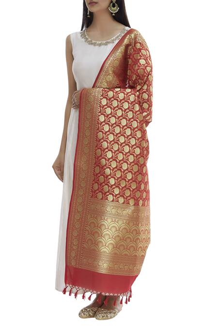 Buy Samyukta Singhania Red Raw Silk Banarasi Dupatta Online at Aza Fashions Buy_Samyukta Singhania_Red Raw Silk Banarasi Dupatta_Online_at_Aza_Fashions