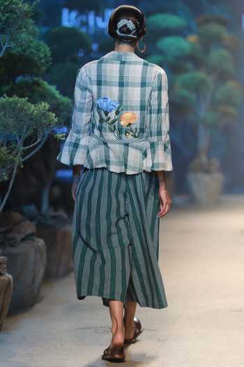 Shop Payal Pratap Green Linen Cullotes at Aza Fashions Shop_Payal Pratap_Green Linen Cullotes _at_Aza_Fashions
