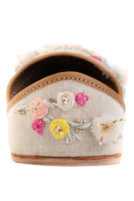 Shop_Shilpsutra_Off White Embroidered Leather Juttis _at_Aza_Fashions