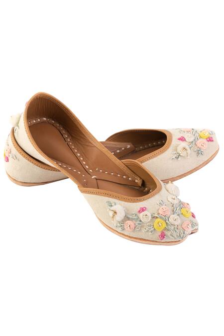 Shilpsutra_Off White Embroidered Leather Juttis _Online_at_Aza_Fashions