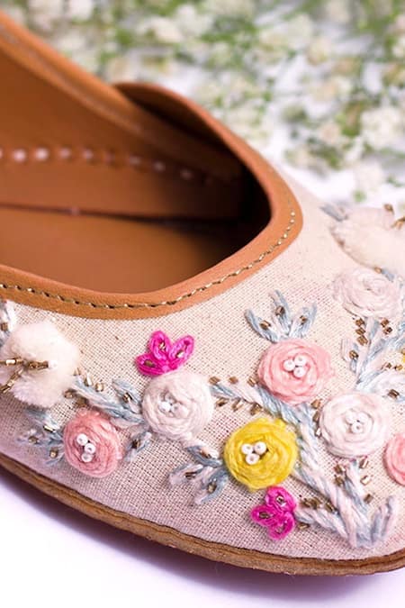 Buy_Shilpsutra_Off White Embroidered Leather Juttis _Online_at_Aza_Fashions