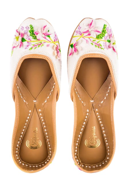 Shilpsutra Off White Embroidered Silk Juttis