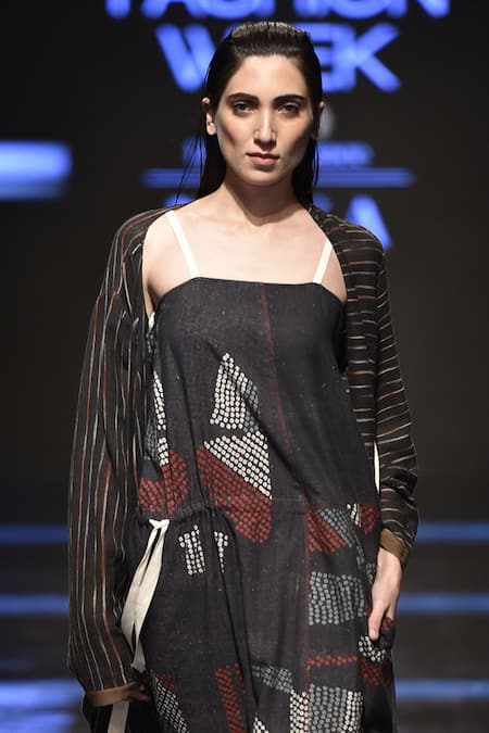 Urvashi Kaur Black Square Neck Printed Slip Dress With Drawstring Waist Online at Aza Fashions Urvashi Kaur_Black Square Neck Printed Slip Dress With Drawstring Waist _Online_at_Aza_Fashions