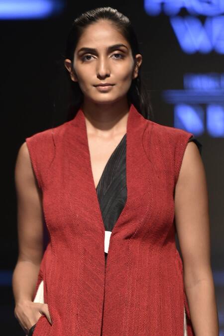 Urvashi Kaur Red V-neck Herringbone Weave Sleeveless Jacket Online at Aza Fashions Urvashi Kaur_Red V-neck Herringbone Weave Sleeveless Jacket _Online_at_Aza_Fashions
