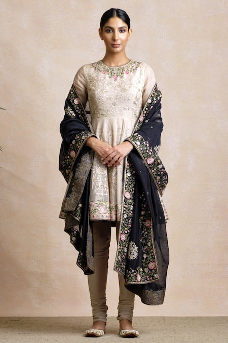 Sue Mue Embroidered Kurta Set 