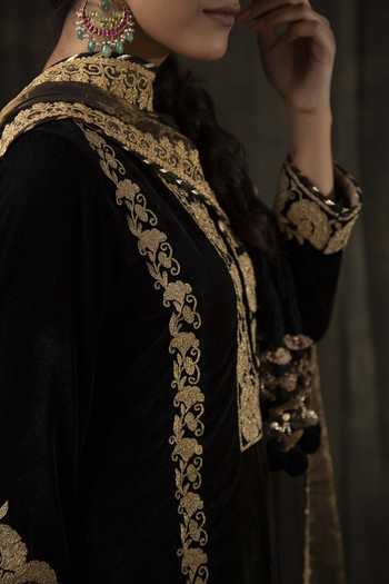 Heena Kochhar_Black Embroidered Kurta Set_Online_at_Aza_Fashions