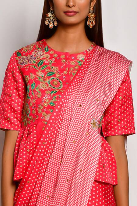 Swati Vijaivargie Red Viscose Silk Satin Round Printed Saree With Blouse at Aza Fashions Swati Vijaivargie_Red Viscose Silk Satin Round Printed Saree With Blouse _at_Aza_Fashions