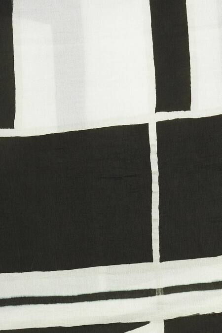 Vedika M Black Square Neck Printed Silk Saree With Blouse at Aza Fashions Vedika M_Black Square Neck Printed Silk Saree With Blouse _at_Aza_Fashions