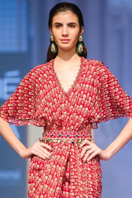 Ridhi Mehra_Red Chiffon V-shaped Neckline Pre-draped Cape Saree  _Online_at_Aza_Fashions