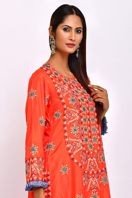 Shop Swati Vijaivargie Orange Silk Round Kurta Set Online at Aza Fashions Shop_Swati Vijaivargie_Orange Silk Round Kurta Set _Online_at_Aza_Fashions