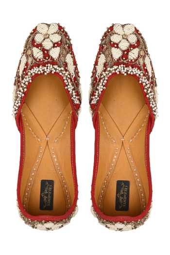 5elements Embroidered Juttis 