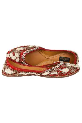 5elements Embroidered Juttis 