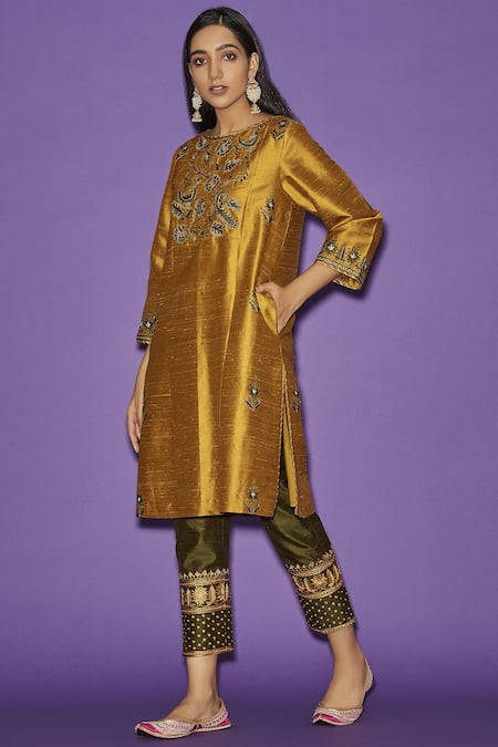 Sue Mue Embroidered Kurta Set 