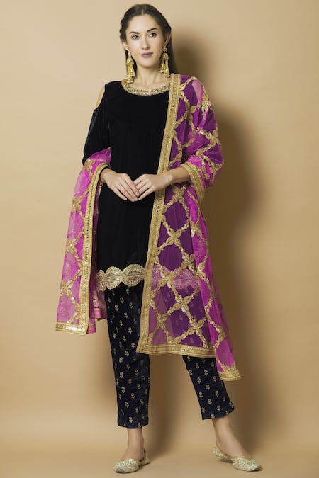 Kunwarani Ritu Blue Velvet Round Embellished Kurta Set  