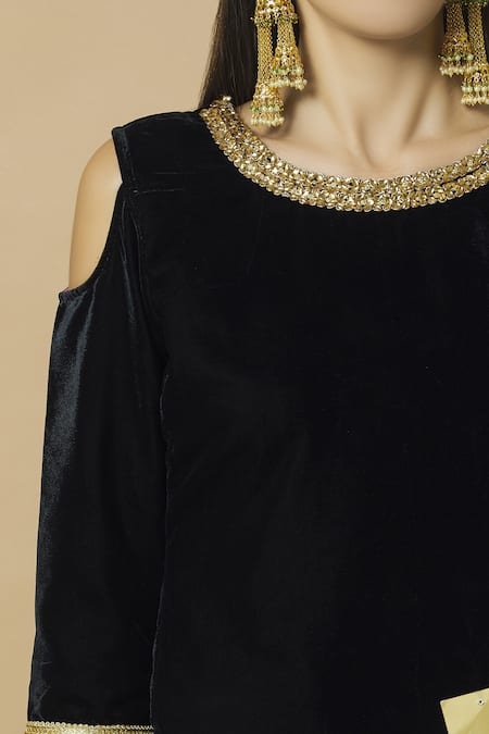 Kunwarani Ritu Blue Velvet Round Embellished Kurta Set at Aza Fashions Kunwarani Ritu_Blue Velvet Round Embellished Kurta Set _at_Aza_Fashions