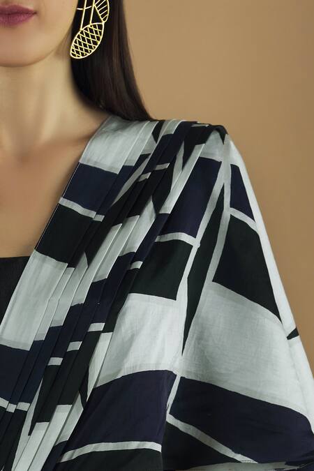 Vedika M Blue U Neck Pre-draped Printed Saree With Blouse at Aza Fashions Vedika M_Blue U Neck Pre-draped Printed Saree With Blouse _at_Aza_Fashions