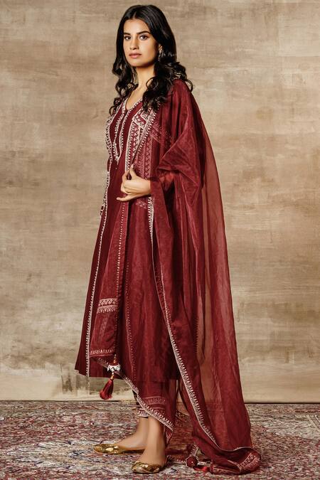 Ajiesh Oberoi Maroon Organza, Chanderi V-shaped Embroidered Kurta Set Online at Aza Fashions Ajiesh Oberoi_Maroon Organza, Chanderi V-shaped Embroidered Kurta Set _Online_at_Aza_Fashions