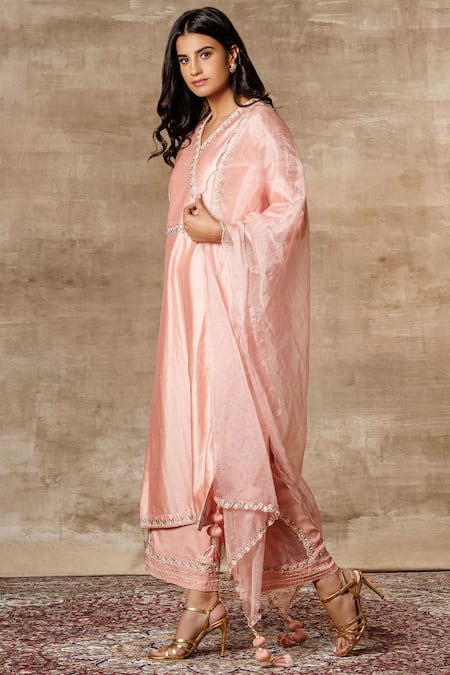 Ajiesh Oberoi_Peach Chanderi V-shaped Kurta Set _Online_at_Aza_Fashions