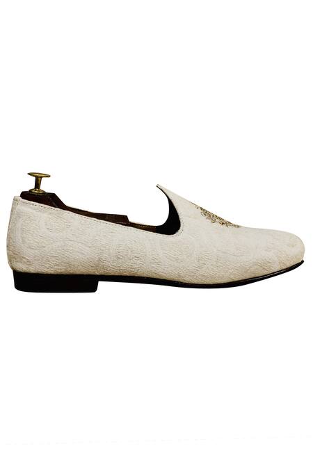 Artimen_White Embroidered Juttis _at_Aza_Fashions