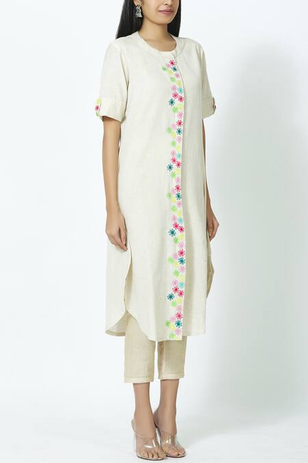 Samyukta Singhania_White Cotton Embroidery Round Neck Floral Off Kurta_Online_at_Aza_Fashions