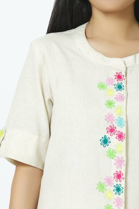 Samyukta Singhania_White Cotton Embroidery Round Neck Floral Off Kurta_at_Aza_Fashions