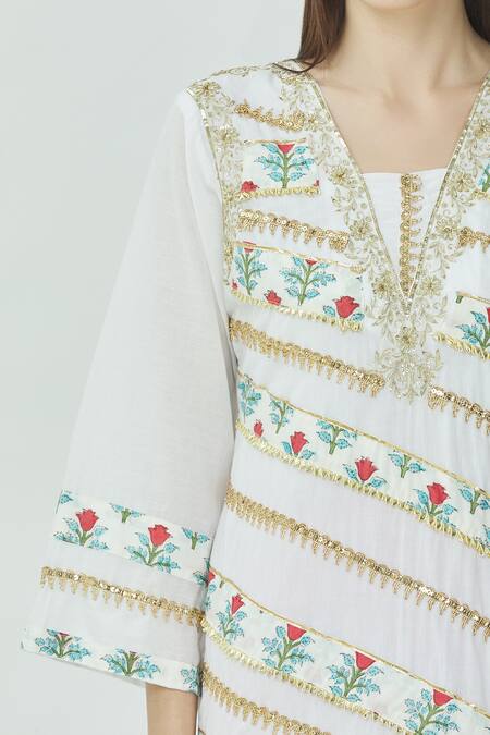 Kunwarani Ritu_White Cotton V Neck Printed Kurta Set  _at_Aza_Fashions