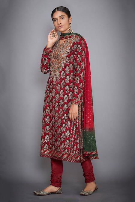 Buy_RI.Ritu Kumar_Red Silk Crepe Notched Embellished Kurta Set _Online_at_Aza_Fashions