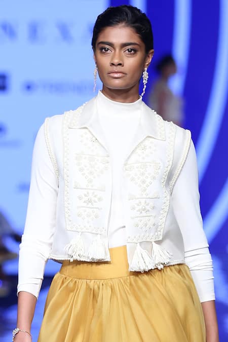 Ridhi Mehra_White Organza Spread Collar Embellished Jacket With Skirt  _Online_at_Aza_Fashions