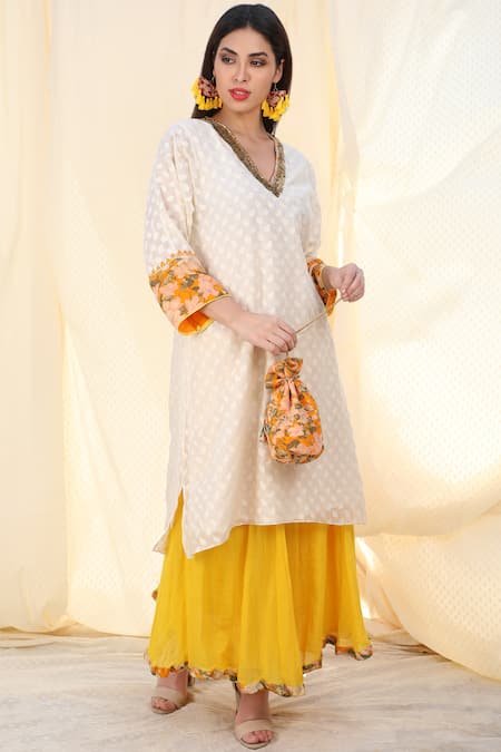 Nikasha_White Gauze, Jamdani V Neck Printed Kurta Set _Online_at_Aza_Fashions