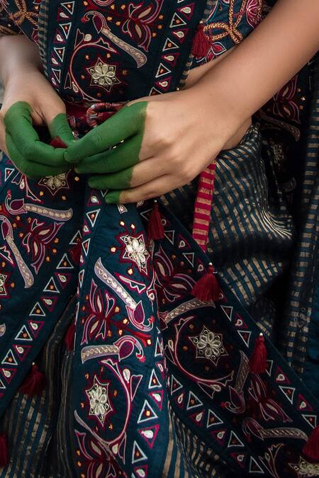 Buy Swati Vijaivargie Blue Chanderi V Neck Saree With Blouse Online at Aza Fashions Buy_Swati Vijaivargie_Blue Chanderi V Neck Saree With Blouse _Online_at_Aza_Fashions