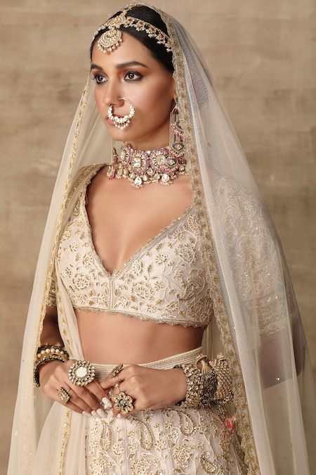 9 Expert Tips To Choose the Perfect Indian Wedding Jewelry – Timeless  Indian Jewelry | Aurus