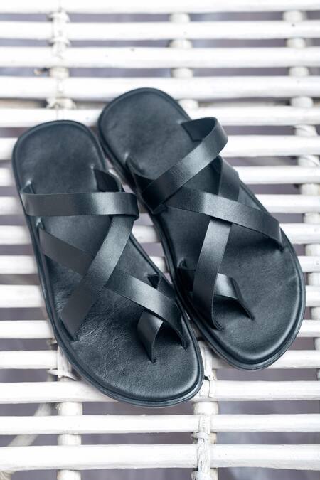 Dmodot Black Handcrafted Cross Strap Sandals 