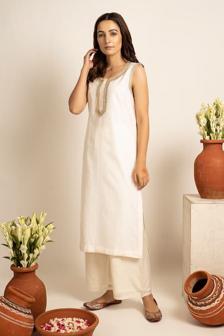 Shop Rashi Jain White Chanderi Mehnoor Jacket And Kurta Set at Aza Fashions Shop_Rashi Jain_White Chanderi Mehnoor Jacket And Kurta Set _at_Aza_Fashions