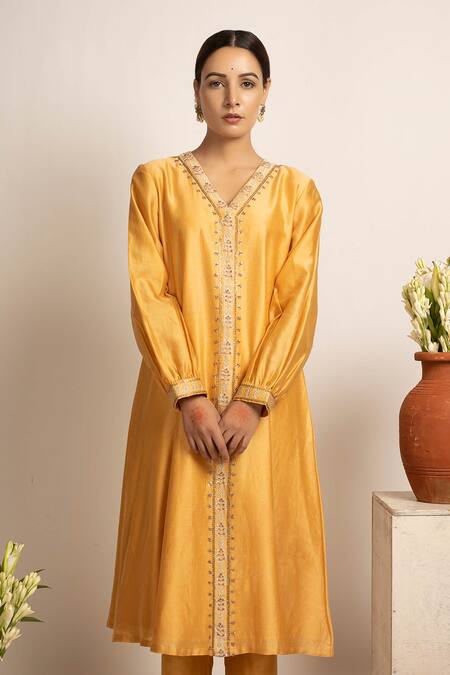 Buy Rashi Jain Yellow Chanderi Nikat Kurta Set Online at Aza Fashions Buy_Rashi Jain_Yellow Chanderi Nikat Kurta Set _Online_at_Aza_Fashions