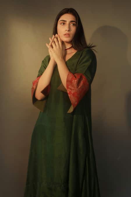 Buy Shorshe Clothing Green Kurta Handloom Mulberry Silk Pant Chanderi V Neck And Set Online at Aza Fashions Buy_Shorshe Clothing_Green Kurta Handloom Mulberry Silk Pant Chanderi V Neck And Set _Online_at_Aza_Fashions