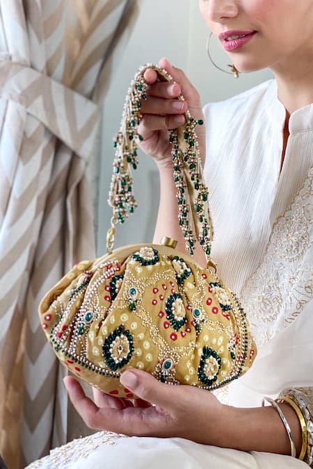 Classy bandhani bags as return gifts for a Mehendi to a client in required  colour fabric. Can be made in different sizes and colours. Ban... |  Instagram