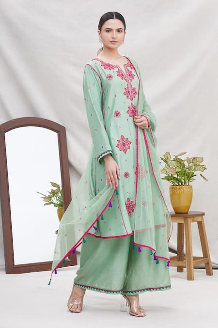 Ekta Singh Green Silk Round Floral Embroidered Kurta Set 