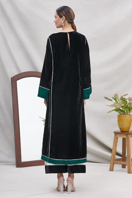 Ekta Singh Velvet Panelled Kurta Set 