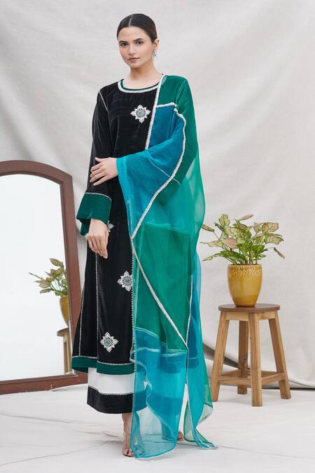Ekta Singh_Black Velvet Round Panelled Kurta Set _Online_at_Aza_Fashions
