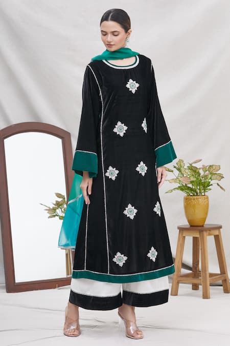 Ekta Singh Velvet Panelled Kurta Set 