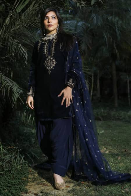 Reynu Taandon Blue Velvet Round Embroidered Kurta Set 