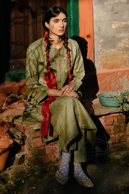Label Earthen_Green Handloom Cotton Silk Round Kurta And Pant Set _Online_at_Aza_Fashions