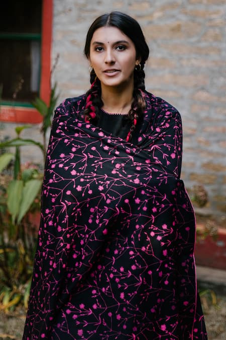 Label Earthen_Black Handwoven Silk Dupatta Pashmina Round Kurta Set _Online_at_Aza_Fashions